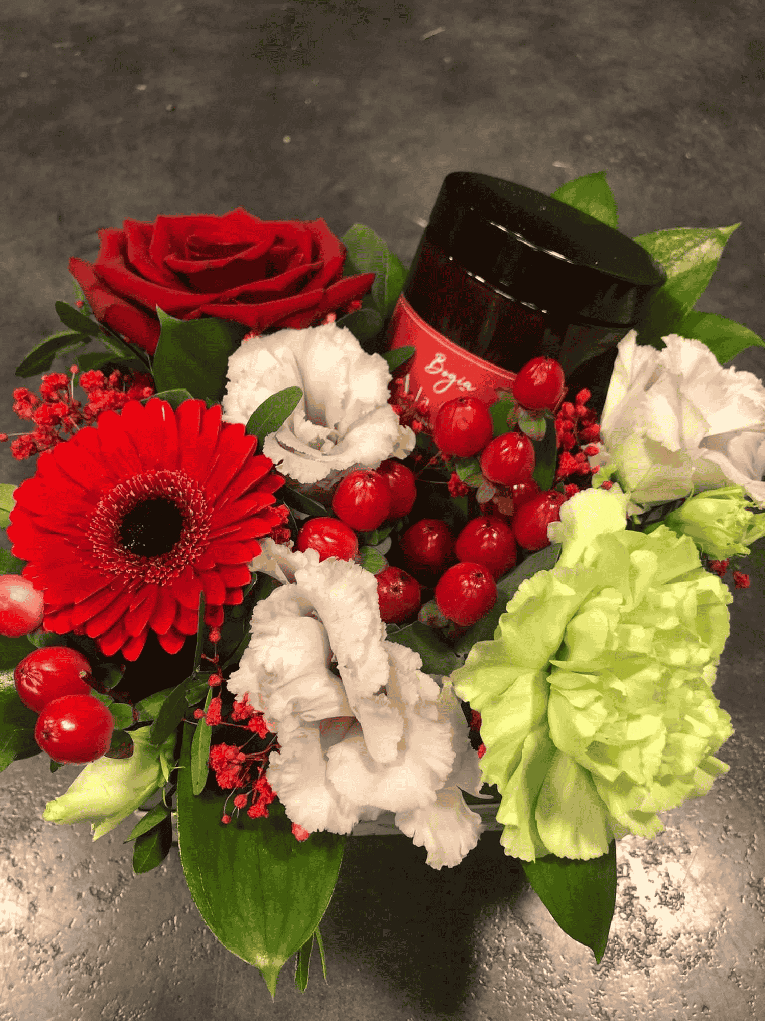 bougie parfumée Bogia à la folie dans bouquet